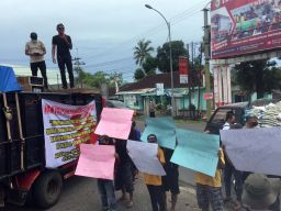 Suarakan Sejumlah Tuntutan, Massa Demo di Kantor Kecamatan Cluring, Banyuwangi