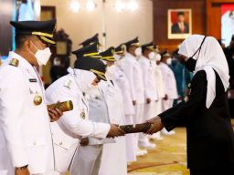 Satu Tahun 17 Kepala Daerah di Jatim Memimpin, Khofifah: Layak Dapat Rapor Biru