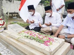 DPC Gerindra Kota Surabaya Ziarah ke Makam Ketum Pertama Partai
