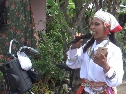 Penjual Gorengan Berkostum Unik di Madiun, Raup Omzet Rp500 Ribu Per Hari