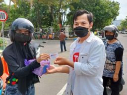 HPN 2022, Pewarta Pacitan Bagikan Paket Sembako ke Warga Taat Vaksin