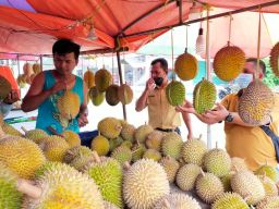 Oknum Pedagang Durian Kosong di Pasar Masjid Cheng Hoo Pandaan Ditindak Tegas