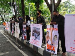 Sidang Kasus SPI, Ratusan Banner Bertebaran Tuntut JEP Ditahan