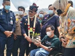 Duduk di Kursi Roda, Vio Raup Puluhan Juta Per Bulan dari Bonsai