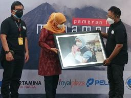 Gubernur Khofifah Buka Pameran Foto Mahameru PFI Surabaya