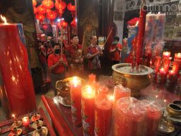 Foto: Warga Keturunan Tionghoa di Gresik Khidmat Berdoa saat Malam Imlek