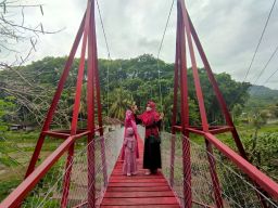 Jembatan Anti Gempa di Pacitan Jadi Lokasi Swafoto Warga