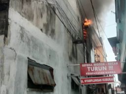Rumah Dua Lantai di Surabaya Terbakar, Warga Sempat Panik Dengar Suara Ledakan
