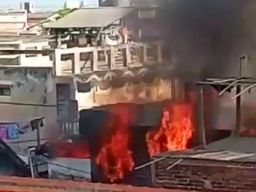 Rumah Dua Lantai di Surabaya Terbakar, Warga Sempat Dibuat Panik