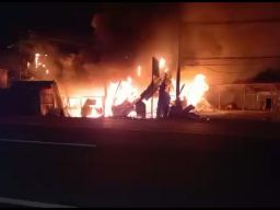 Gudang Plastik dan Kardus di Pasuruan Ludes Terbakar