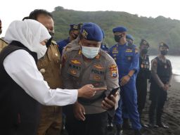 Khofifah Serahkan Santunan untuk Keluarga Korban Ritual Maut di Jember