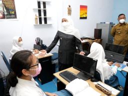 Gubernur Khofifah Pastikan PTM di Jatim  Menyesuaikan Ketentuan Terbaru