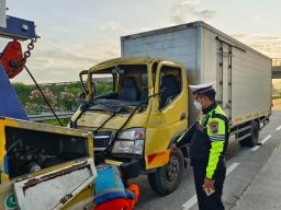 Truk Boks Tabrak Kendaraan Misterius di Tol Pasuruan, 1 Orang Terluka
