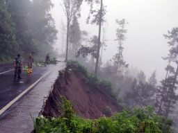 Lereng Bromo Sisi Pasuruan Longsor, Sebagian Jalan Tertutup, 4 Bangunan Rusak