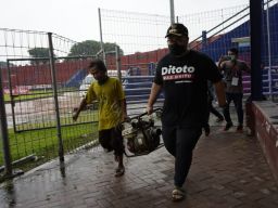 Mas Dhito Pimpin Gotong Royong Kuras Genangan Air Stadion Brawijaya