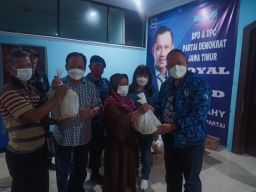 Demokrat Jatim Jual Minyak Goreng Rp10.000 Per Liter, Warga: Alhamdulillah