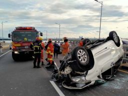 Mobil Avanza Terbalik di Jembatan Suramadu, Tiga Orang Terluka