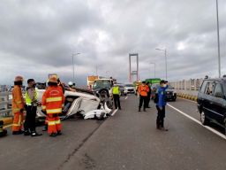 Foto: Mobil Avanza Ringsek Terbalik di Jembatan Suramadu