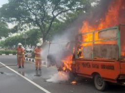 Mobil DLH Terbakar di Jalan Ir Soekarno MERR IIC Surabaya, Pengemudi Selamat