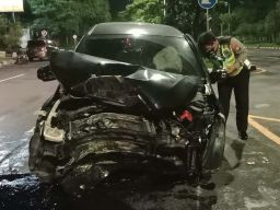 Mobilio Tabrak Pohon di Surabaya hingga Ringsek, Dua Orang Terluka