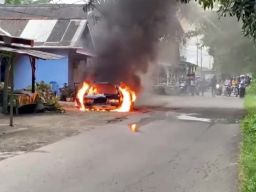 Beredar Video Mobil Terbakar Jadi Tontonan Warga, Disebut di Banyuwangi