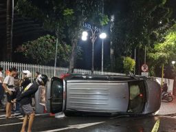Mobil Ertiga Tabrak Pohon hingga Terguling di Depan Grand City Surabaya