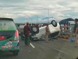 Patah As, Mobil Avanza Terbalik di Jembatan Suramadu