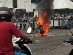 Heboh Sepeda Motor Terbakar di Alun-Alun Pasuruan, Pemiliknya Kabur
