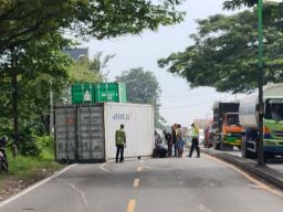 Motor Tertimpa Kontainer di Pasuruan, Pengendara Selamat