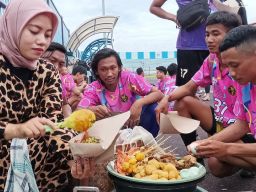 Menikmati Nasi Boran di Stadion Surajaya Lamongan
