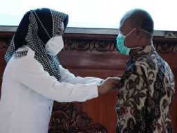 Wali Kota Mojokerto Beri Anugerah dan Lencana ke 10 Orang Pendonor Darah