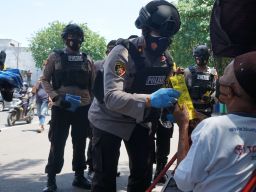 Patroli Prokes, Pamor Keris Tambaksari Bagikan Vitamin hingga Jas Hujan