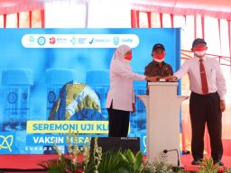 Khofifah Ajak Masyarakat Jadi Relawan Vaksin Merah Putih