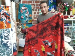 Batik Ikan Koi Karya Perajin di Kota Batu Tembus Amerika Serikat