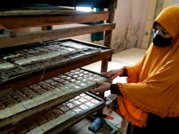 Harga Kedelai Naik, Perajin Tempe di Gresik Tak Mau Mogok Produksi