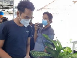 Foto: Penampakan Randy Bagus, Tersangka Kasus Aborsi saat di Kejari Mojokerto