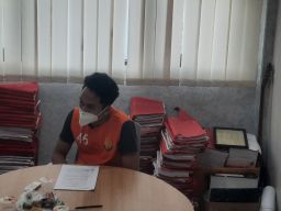 Dilimpahkan ke Kejari Mojokerto, Ini Penampakan Randy Bagus Pakai Rompi Tahanan