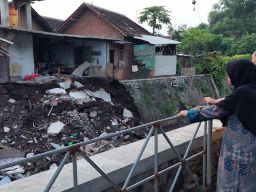 Rumah Janda Sebatang Kara di Kota Probolinggo Ambrol
