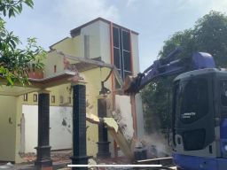 Pilihan Pembaca: Orang Ketiga, Begal Payudara, Bus Seruduk Rumah