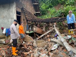 Rumah Warga di Ponorogo Roboh Tertimpa Tebing Longsor