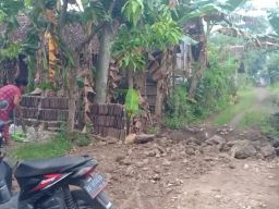 Akses Jalan Dihalangi Selokan Buatan Tetangga di Magetan, Dipicu Tai Sapi