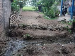 Akses Jalan Dihalangi Selokan Buatan Tetangga, 2 KK di Magetan Memutar 1 Km