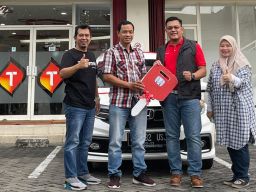 Rajin Tukar Poin, Driver Ojol Dapat Honda Mobilio dari Telkomsel
