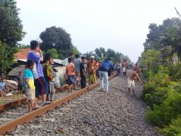 Duduk di Tepian Rel, Warga Probolinggo Meninggal Tersambar Kereta