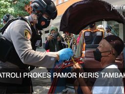 Video: Aksi Pamor Keris Tambaksari Bagikan Vitamin hingga Jas Hujan