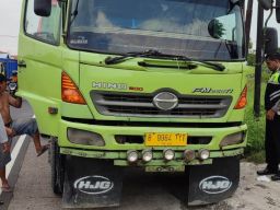 Terjatuh Lewati Jalan Berlubang di Pasuruan, Warga Surabaya Tewas Tertabrak Truk