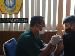 Jelang Perkuliahan, Karyawan dan Dosen Universitas Trunojoyo Ikuti Vaksinasi