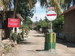 Rusak Gegara Dilalui Truk, Warga Tutup Jalan Penghubung 2 Desa di Banyuwangi