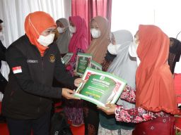 Khofifah Tinjau Operasi Pasar Migor dan Salurkan Zakat Produktif di Pacitan