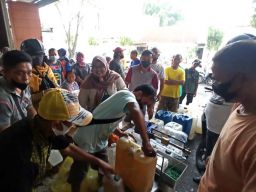 Warga di Banyuwangi Rela Antre Berjam-jam Demi Dapatkan Minyak Goreng Curah